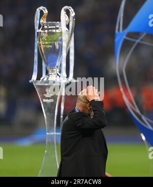 Istanbul, Türkei. 10. Juni 2023. 10. Juni 2023 - Manchester City / Inter Mailand - UEFA Champions League - Finale - Atatürk Olympiastadion Pep Guardiola geht vorbei an der Trophäe der Champions League. Bildkredit: Mark Pain/Alamy Live News Stockfoto