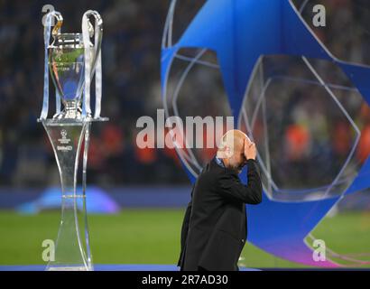 Istanbul, Türkei. 10. Juni 2023. 10. Juni 2023 - Manchester City / Inter Mailand - UEFA Champions League - Finale - Atatürk Olympiastadion Pep Guardiola geht vorbei an der Trophäe der Champions League. Bildkredit: Mark Pain/Alamy Live News Stockfoto