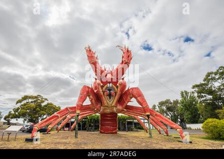 Kingston SE, Südaustralien - 19. Januar 2023: Das Restaurant Giant Lobster ist eine 17 Meter hohe Touristenattraktion an der Kalksteinküste auf dem Weg nach Mou Stockfoto