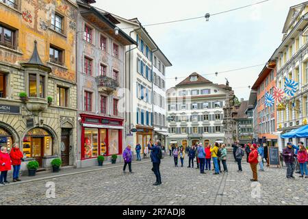 Lucern - Mai 17 ,2023 : farbenfrohe historische Gebäude mit Fresken am malerischen Platz Muhlenplatz, Schweiz. Stockfoto