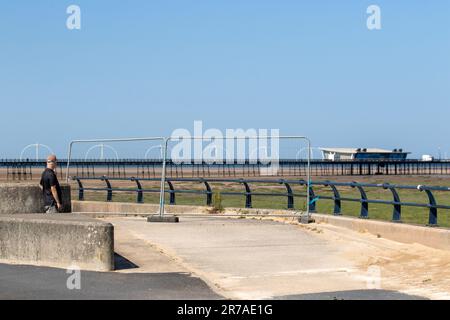 Küstenstädte vernachlässigen Southport, Merseyside. UK Weather 14. Juni 2023. Stadtratsvernachlässigung im Küstenresort, mit Zugangsbarrieren zum Strand, einem Pier, der geschlossen ist, und einer alles andere als verlassenen Promenade und Strandbereich. Das berühmte Bauwerk wird den ganzen Sommer über geschlossen, nachdem Gesundheits- und Sicherheitsbedenken (Rutschgefahr) im letzten Dezember eine plötzliche Schließung veranlassten. Der Pier ist seit vielen Monaten geschlossen und ist während der entscheidenden Sommersaison für die Stadt immer noch geschlossen. Der Sefton Council ist das Regierungsgremium für den Metropolitan Borough von Sefton in der Grafschaft Merseyside im Nordwesten Englands. Stockfoto