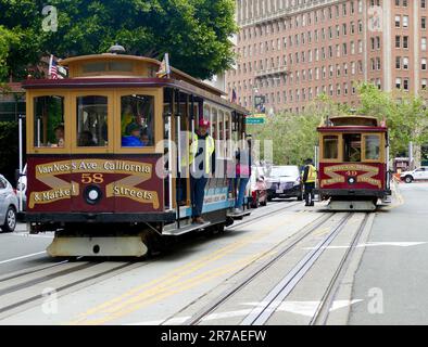 San Francisco, USA. 13. Juni 2023. Cable Cars auf der California Street. Die alten Straßenbahnen, die durch die hügelige Metropole an der Westküste mit beweglichen Stahlseilen rasseln, feiern ihr 150. Jubiläum. (Zu dpa-Korr '150 Jahre Seilbahn - San Francisco feiert historische Erfindung') Kredit: Barbara Munker/dpa/Alamy Live News Stockfoto