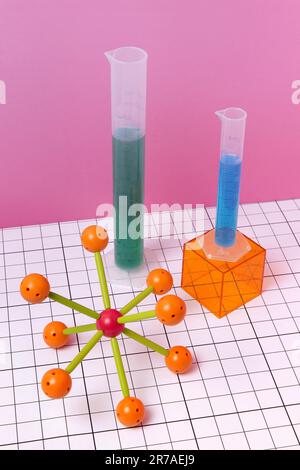 Eine Nahaufnahme von wissenschaftlichen Laborgeräten mit einem Reagenzglas und einer Flasche gefüllt mit verschiedenen Flüssigkeiten, die für wissenschaftliche Experimente verwendet werden Stockfoto