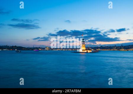 Sehenswürdigkeiten von Istanbul. Kiz Kulesi alias Maiden's Tower bei Sonnenuntergang. Hintergrundfoto für Reisen nach Istanbul. Stockfoto