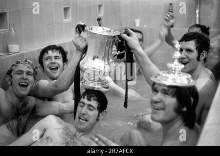 Dateifoto von 29-04-1970 von Chelsea's John Hollins (zweite links) und Teamkollegen, die mit dem FA Cup feiern. Der ehemalige Chelsea-Spieler und Manager John Hollins ist im Alter von 76 Jahren gestorben. Ausgabedatum: Mittwoch, 14. Juni 2023. Stockfoto