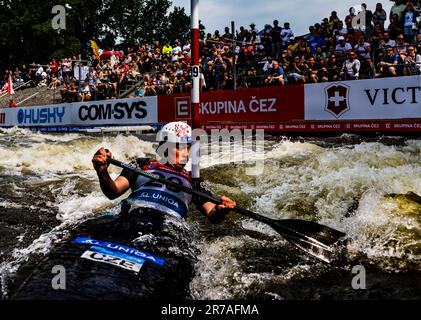 Tereza Kneblova aus der Tschechischen Republik nimmt am 10. Juni 2023 am Halbfinalrennen der Wasserweltmeisterschaft C1 in Prag Teil. (CTK Stockfoto