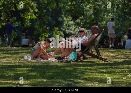 London UK. 14 . Juni 2023 . Menschen, die sich im Schatten im Saint James Park London entspannen, während das heiße Wetter weitergeht und Teile Großbritanniens offiziell eine Hitzewelle aufgrund der hohen Temperaturen erleben, die 31celsius Dollar Kredit: amer Ghazzal/Alamy Live News Stockfoto