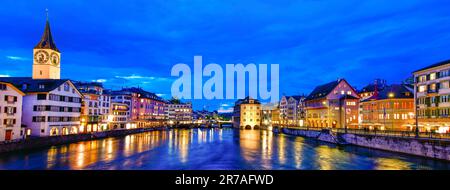Wunderschöner Blick bei Nacht auf das historische Stadtzentrum von Zürich, Schweiz. Stockfoto