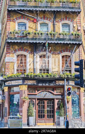 Das Albert Inn und das öffentliche Haus in der Victoria Street, Westminster, London, England. Stockfoto