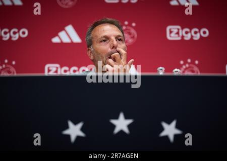 AMSTERDAM - 14. 06. 2023, der neue Cheftrainer Maurice Steijn und Leiter der Fußballangelegenheiten Sven Mislintat bei einer Präsentation in der Johan Cruijff Arena. Der 49-jährige Trainer hat seit drei Jahren unterschrieben. ANP PHIL NIJHUIS Credit: ANP/Alamy Live News Stockfoto