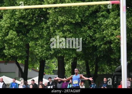 Kladno, Tschechische Republik. 14. Juni 2023. Der Sportler Luis Enriqe Zayas aus Kuba tritt am 13. Juni 2023 in Kladno in der Tschechischen Republik bei den Kladno-Wurfen, dem internationalen Leichtathletiktreffen, im Hochsprung an. Kredit: Michal Kamaryt/CTK Photo/Alamy Live News Stockfoto