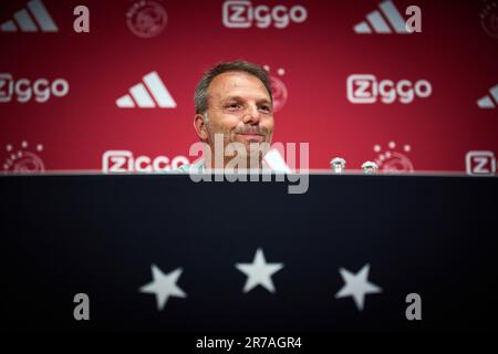 AMSTERDAM - 14. 06. 2023, der neue Cheftrainer Maurice Steijn und Leiter der Fußballangelegenheiten Sven Mislintat bei einer Präsentation in der Johan Cruijff Arena. Der 49-jährige Trainer hat seit drei Jahren unterschrieben. ANP PHIL NIJHUIS Credit: ANP/Alamy Live News Stockfoto