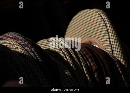 Europa, Portugal, Alentejo Region, Golega, Auswahl an traditionellen Flachkappen, die auf dem Markt auf der Golega Horse Fair verkauft werden Stockfoto