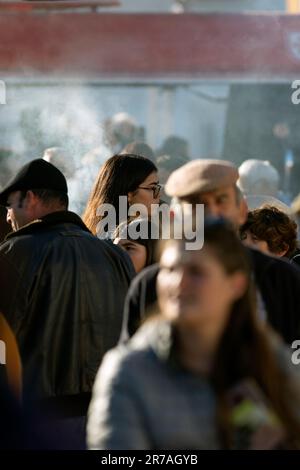 Europa, Portugal, Alentejo Region, Golega, die Menge, die sich durch die Marktstände auf der Golega Horse Fair bewegt Stockfoto