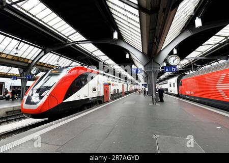 Zürich - Mai 14,2023 : Zürich HB Bahnhof, Ein Knotenpunkt für den Schienenverkehr, der mit anderen Bahnlinien im ganzen Land und dem benachbarten c Stockfoto