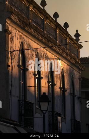 Europa, Portugal, Alentejo Region, Golega, Fassade der traditionellen Architektur auf der Rua Dom Afonso Henriques bei Sonnenuntergang Stockfoto