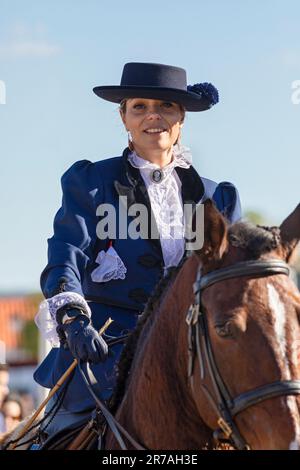 Europa, Portugal, Alentejo Region, Golega, Frau auf einem Lusitano Pferd und trägt traditionelle Kostüme auf der Golega Horse Fair 2022 Stockfoto