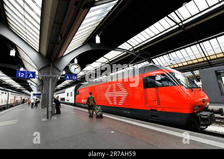 Zürich - Mai 14,2023 : Zürich HB Bahnhof, Ein Knotenpunkt für den Schienenverkehr, der mit anderen Bahnlinien im ganzen Land und dem benachbarten c Stockfoto