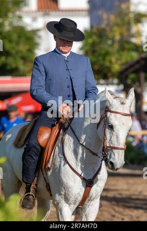 Europa, Portugal, Alentejo Region, Golega, Mann reitet weißes Lusitano Pferd und trägt traditionelles Kostüm auf der Golega Horse Fair Stockfoto