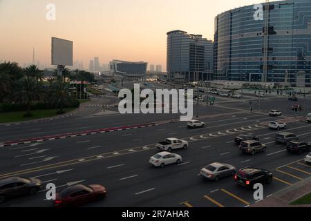 Dubai, Vereinigte Arabische Emirate - 9. April 2023 : Blick auf eine verkehrsreiche Kreuzung in der Abenddämmerung nahe des Stadtzentrums von Deira. Stockfoto