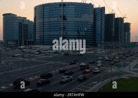 Dubai, Vereinigte Arabische Emirate - 9. April 2023 : Verkehr, der durch eine lebhafte Kreuzung in der Abenddämmerung in der Nähe des Stadtzentrums von Deira fließt. Stockfoto