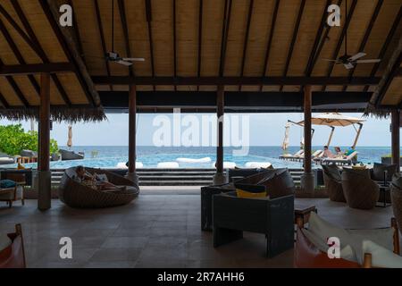 Fushifaru, Malediven - 5. Mai 2022 : schöne Aussicht auf den Infinity-Pool und den Strand an einem hellen Tag von der Fanihandhi Bar im luxuriösen Fushifa Stockfoto