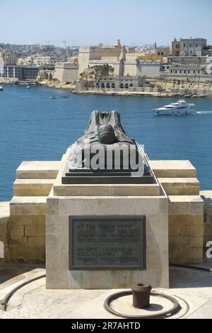 Das Belagsglockendenkmal: Katafalk- und Bronzestatue, gewidmet dem „Unbekannten Soldaten“ des Zweiten Weltkriegs über dem Großen Hafen in Valletta, Malta Stockfoto