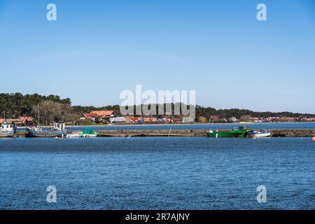 Bootsanlegestelle und Blick auf die Stadt Nida an der Kurischen Nehrung, Neringa, Litauen, Ostsee. Stockfoto