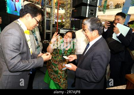 10. Juni 2023, Philippinen: Philippine Bonsai Society, Inc (PBSI) Präsidentin Yumie S. Gupit (Zentrum) begrüßt alle ausländischen Delegierten mit japanischem Bonsai-Meister Kunio Kobayashi (rechts) anlässlich der Eröffnung des Goldenen/50.-jährigen Bestehens der philippinischen Bonsai Society, Inc (PBSI) Internationale Bonsai-Ausstellung in der Mall of Asia in Pasay City am 10. Juni 2023. Die Bonsai-Show ist Teil des Gedenkens an die Asia Pacific Bonsai and Suiseki Convention (ASPAC), die Asia Pacific Bonsai Friendship Federation (ABFF) und den 50. Gründungstag der Philippine Bonsai Society, Inc (PBSI) Stockfoto