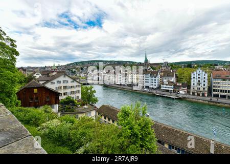 Malerischer Blick auf das historische Stadtzentrum von Zürich und den Fluss limmat, Schweiz Stockfoto