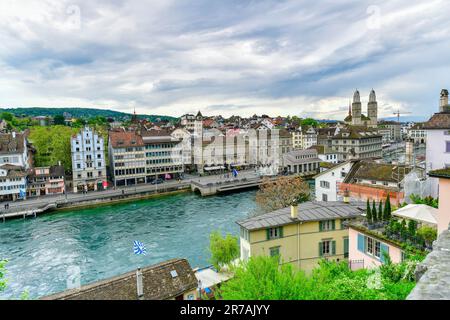 Malerischer Blick auf das historische Stadtzentrum von Zürich und den Fluss limmat, Schweiz Stockfoto