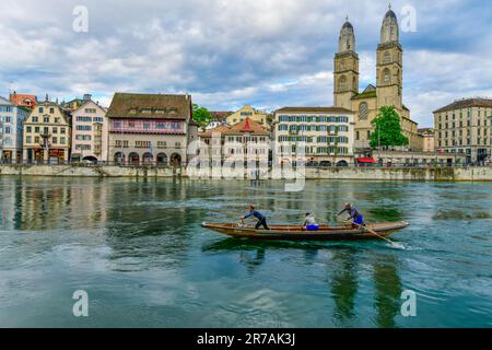 Zürich - Mai 15 ,2023 : Panoramablick auf das historische Stadtzentrum von Zürich mit der Grossmunster Kirche, Schweiz Stockfoto