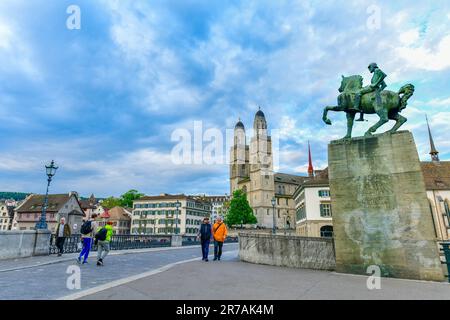 Zürich - Mai 15 ,2023 : Panoramablick auf das historische Stadtzentrum von Zürich mit der Grossmunster Kirche, Schweiz Stockfoto