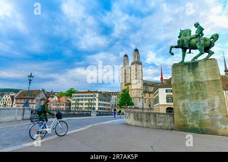 Zürich - Mai 15 ,2023 : Panoramablick auf das historische Stadtzentrum von Zürich mit der Grossmunster Kirche, Schweiz Stockfoto