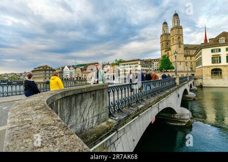 Zürich - Mai 15 ,2023 : Panoramablick auf das historische Stadtzentrum von Zürich mit der Grossmunster Kirche, Schweiz Stockfoto