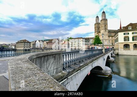 Malerischer Blick auf das historische Stadtzentrum von Zürich und den Fluss limmat, Schweiz Stockfoto