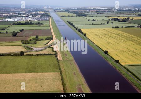 Luftaufnahme des Flusses Dee von Sandycroft in der Nähe von Hawarden mit Blick auf den Nordwesten in Richtung Connahs Quay und Dee Estuary, wo er die Irische See erreicht Stockfoto