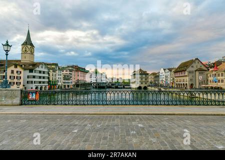 Malerischer Blick auf das historische Stadtzentrum von Zürich und den Fluss limmat, Schweiz Stockfoto