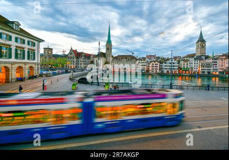 Malerischer Blick auf das historische Stadtzentrum von Zürich und den Fluss limmat, Schweiz Stockfoto