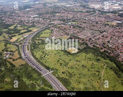 Stretford Meadows (Park und Garten) und die Autobahn M60 auf der Westseite von Manchester aus der Vogelperspektive Stockfoto