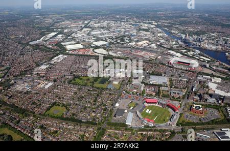 Blick aus der Vogelperspektive auf Salford und das riesige Gewerbegebiet Trafford Park im Hintergrund Stockfoto