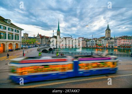 Malerischer Blick auf das historische Stadtzentrum von Zürich und den Fluss limmat, Schweiz Stockfoto