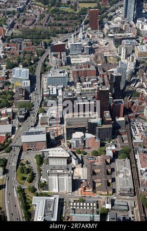 Luftaufnahme der Südseite des Stadtzentrums von Manchester, Blick nach Westen von der Sackville Street, die Gegend nördlich der A57(M) Ringstraße zeigt Stockfoto