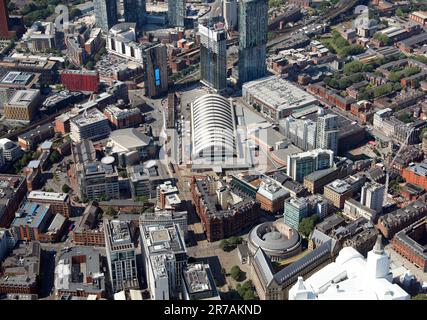 Luftaufnahme des Stadtzentrums von Manchester und insbesondere des Kongresszentrums Manchester Central Convention Complex, des Beetham Tower und der Bridgewater Hall Stockfoto