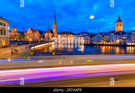 Wunderschöner Blick bei Nacht auf das historische Stadtzentrum von Zürich, Schweiz. Stockfoto
