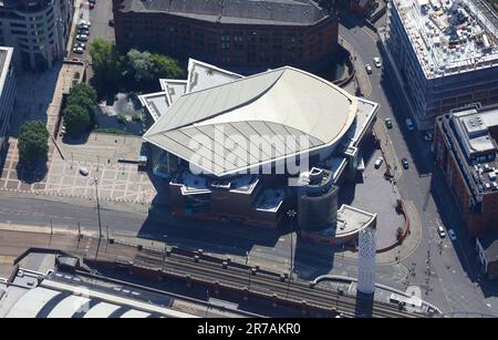 Die Bridgewater Hall in Manchester, Großbritannien, aus der Vogelperspektive Stockfoto