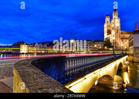 Wunderschöner Blick bei Nacht auf das historische Stadtzentrum von Zürich, Schweiz. Stockfoto