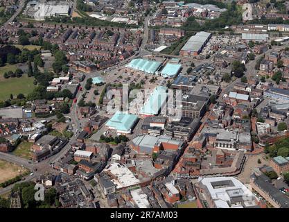 Luftaufnahme des Stadtzentrums von Wrexham von Osten nach Westen mit dem Island Green Retail Park und Parkplätzen auf der linken Seite des Bildes Stockfoto