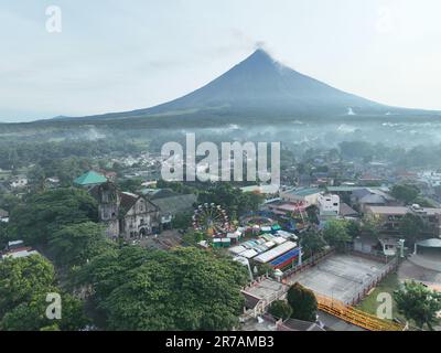 Camalig, Bicol, Philippinen. 14. Juni 2023. Rauch aus Mt. Vulkan Mayon am frühen Morgen des 14. Juni 2023, wie auf der alten Kirche Camalig, Albay, Philippinen zu sehen. Das Pinangat-Festival von Camalig wurde aufgrund des Mt. Mayon-Ausbruch. (Kreditbild: © Sherbien Dacalanio/Pacific Press via ZUMA Press Wire) NUR REDAKTIONELLE VERWENDUNG! Nicht für den kommerziellen GEBRAUCH! Stockfoto