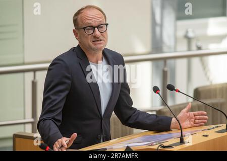 Brüssel, Belgien. 14. Juni 2023. Der flämische Minister für Erziehung, Tierschutz und Sport Ben Weyts hat auf einer Plenartagung des flämischen Parlaments am Mittwoch, den 14. Juni 2023 in Brüssel Gesten gezeigt. BELGA FOTO JONAS ROOSENS Kredit: Belga News Agency/Alamy Live News Stockfoto